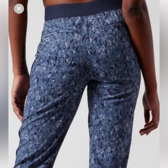 NWT Athleta Brooklyn Ankle Pant Captivate Chrome  Blue Print Size 8 - Picture 2 of 16